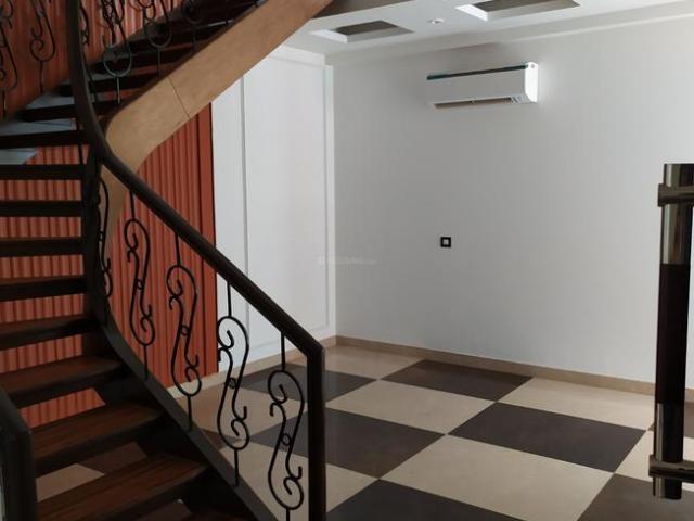 6 BHK Independent House in Sector 44 for resale Noida. The reference number is 7412616