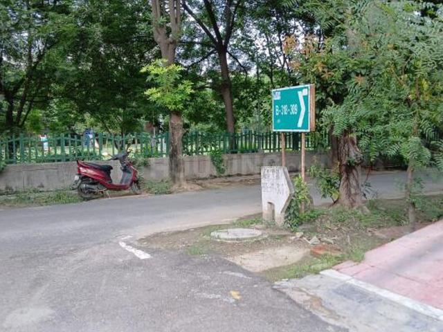 6 BHK Independent House in Sector 52 for resale Noida. The reference number is 20192586