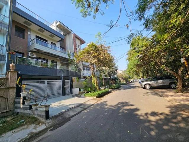 6 BHK Independent House in Sector 52 for resale Noida. The reference number is 20199592
