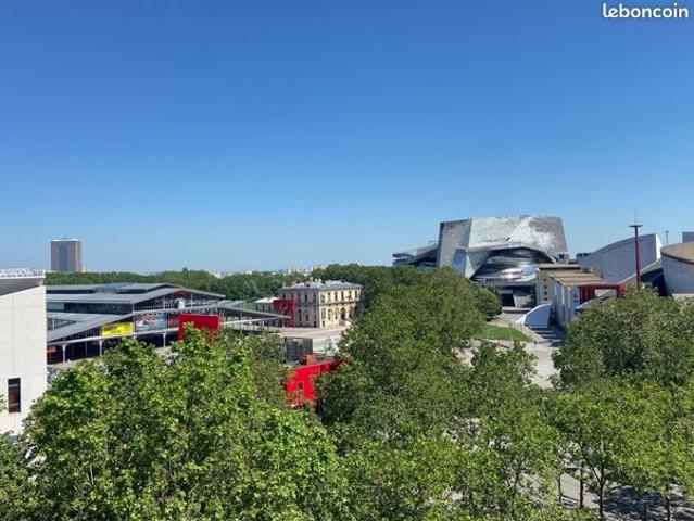 Cité de la musique M° Porte de Pantin 6ème étage avec ascenseur – Vue plein ciel sans vis à vis – 5 balconnets – Charme de l'ancien