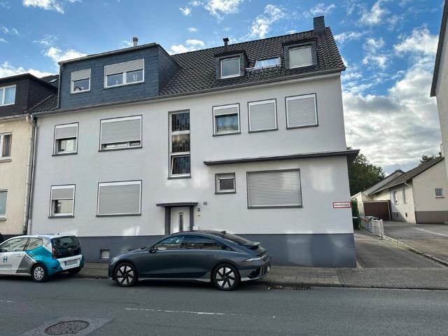 6 Familienhaus mit Einfamilienhaus und 7 Garagen zu verkaufen