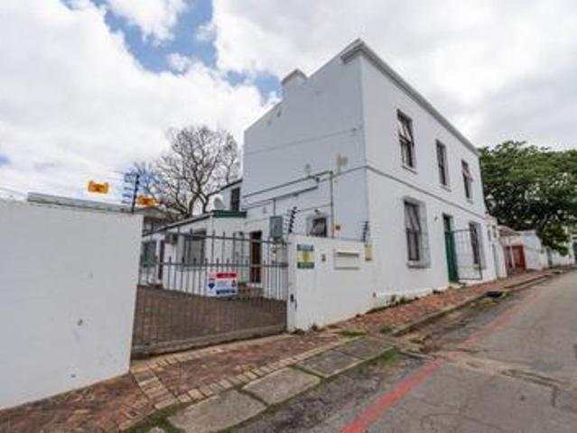 6 flats & a 3 bedrm apartment close.