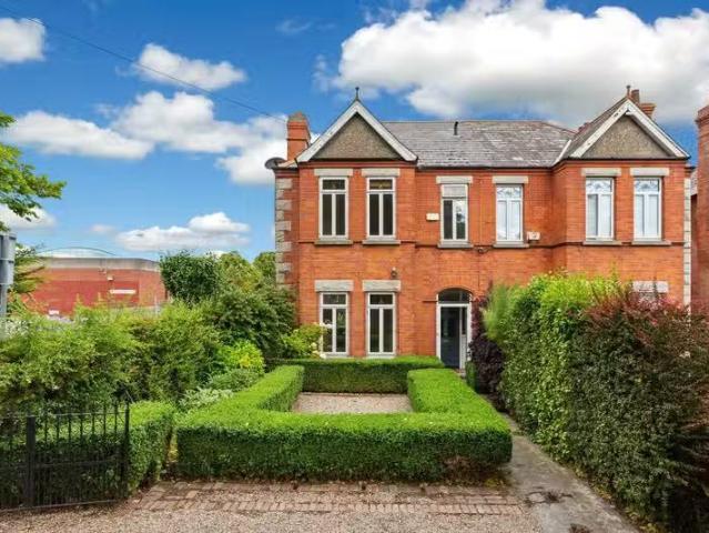 6 Holyrood Park, Sandymount, Dublin 4, D04DT82 is for sale