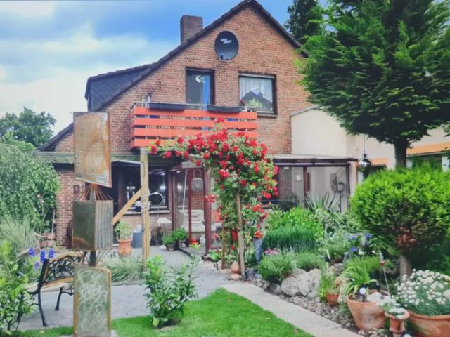 6 Parteien Haus 645 m² plus Lagerhalle mit Büro 610 m²