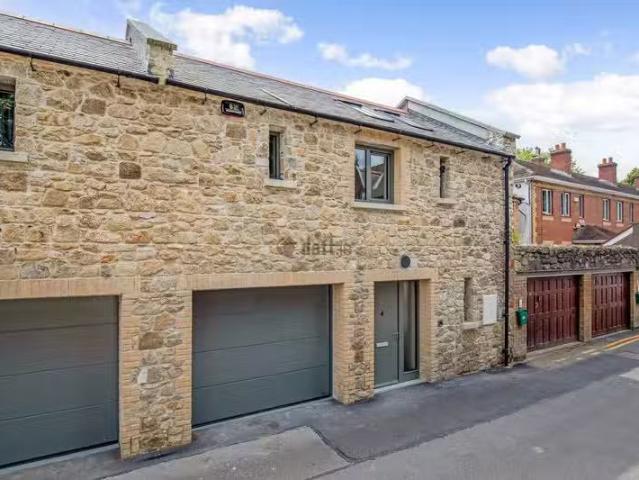6 Pembroke Lane, Ballsbridge, Dublin 4 is for rent
