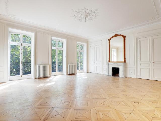 6 PIÈCES ENTIEREMENT RÉNOVÉ ET CLIMATISÉ PARIS 8