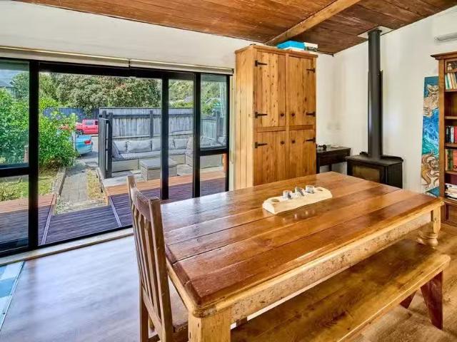 6 Robertson Road, PAEKAKARIKI, Kapiti Coast