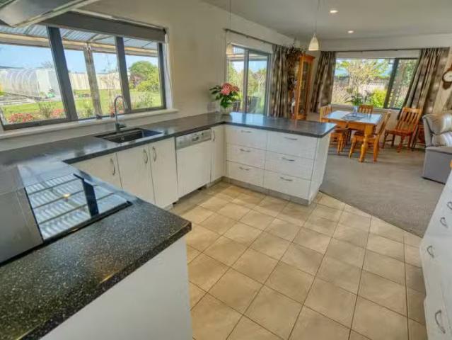 6 Trickies Road, Gladstone, Grey