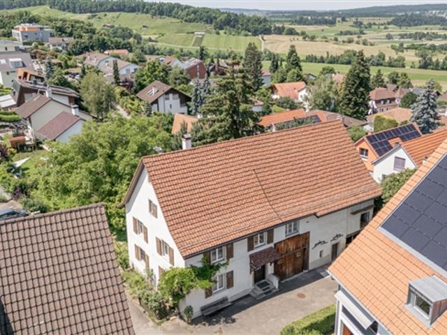 6 Zimmer Bauernhaus mit Scheune und zwei Ställen im Dorfzentrum