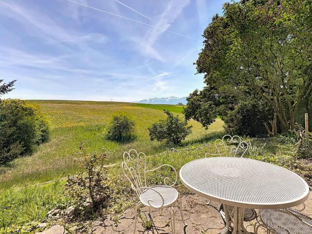 6 Zimmer freistehende Villa – Großes Grundstück & Ruhe