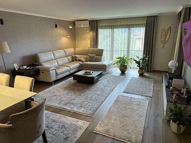 6 1/2 Zimmer Dachmaisonette Wohnung mit Grotto in 2 FMH / appartamento duplex attico di 6 1/2 locali con grotto in casa bifam. Dreamo. Ch