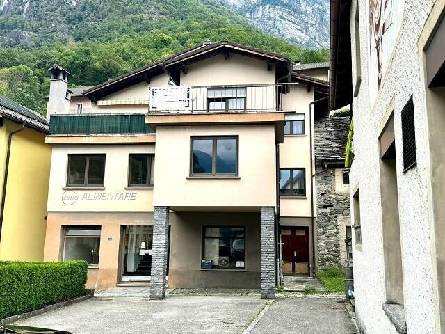 6 1/2 Zimmer Haus mit Ladengeschäft an ruhiger Lage im Dorfkern / 6 1/2 Zimmer Haus mit Geschäft im sehr ruhigen Kern