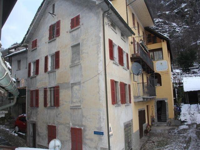 6 1/2 Zimmer Hausteil mit Nebengebäude zum Ausbauen / 6 1/2 Zimmer Haus mit Haus zum Renovieren