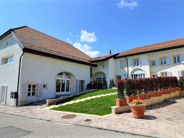 Renovierte Doppelhauswohnung mit Seeblick in der Nähe von Rolle