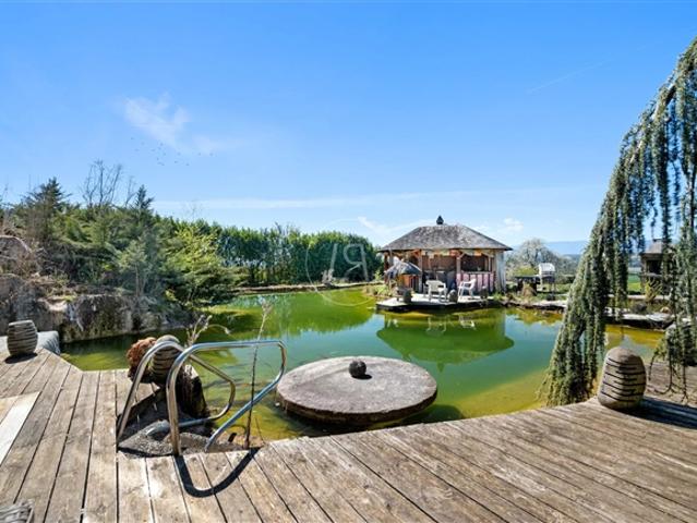 Daillens – Außergewöhnliches Anwesen mit Hallenbad, Gästehaus und Park von über 6.000 m²