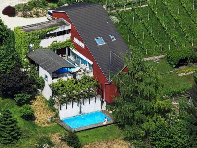 6.5 Zimmer Architektenhaus mit Pool, Garagenbox, 3 Parkplätzen und Weitsicht