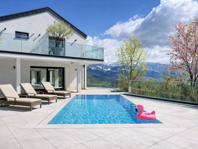 6,5 Zimmer Immobilie mit Schwimmbad und atemberaubender Aussicht