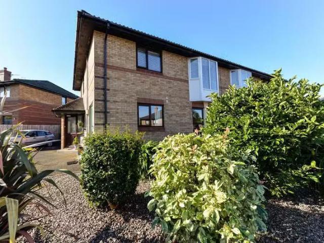 6a Briarwood Park