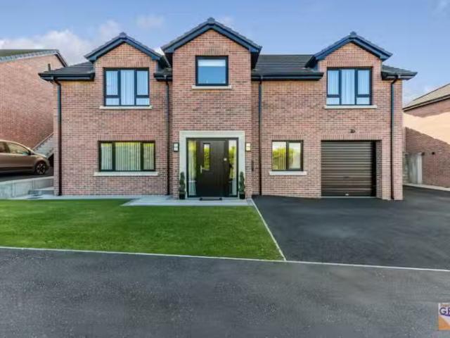 6b Woodfall Manor