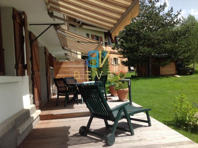 73 ALBIEZ MONTROND Ensemble immobilier 3 logements et murs commerciaux Hyper centre du village Jardins