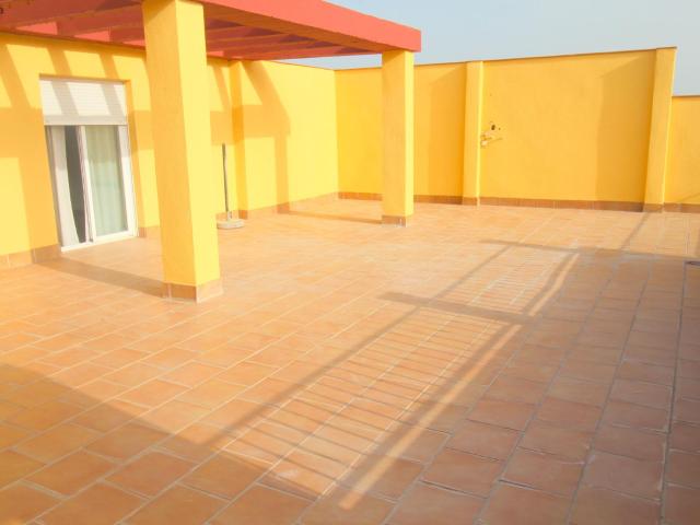 700€ Ático con amplia terraza soleada