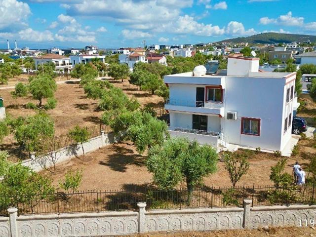 700 M2 ARSA İÇERİSİNDE KÖŞE BAŞI EŞYALI ÇOK GENİŞ BAHÇELİ VİLLA