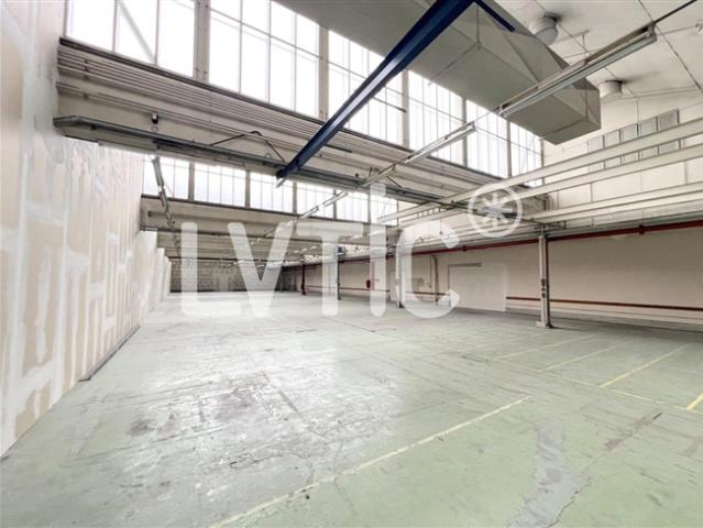 700 m2 Lagerfläche zu vermieten in Crissier