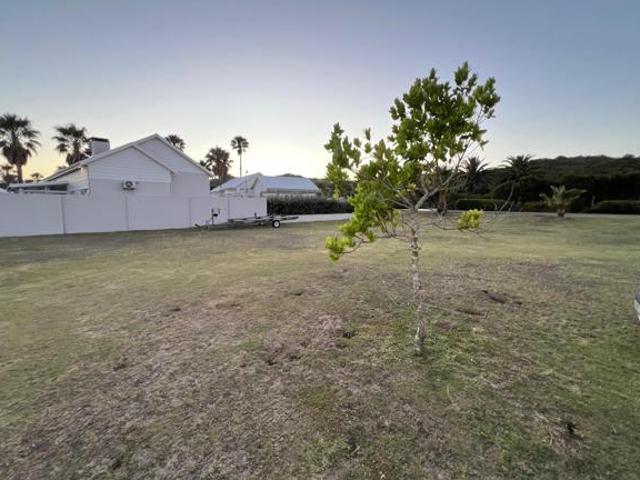 700 m² Land available in Aston Bay