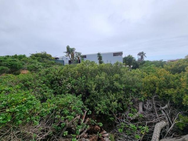 700 m² Land available in Jeffreys Bay Central