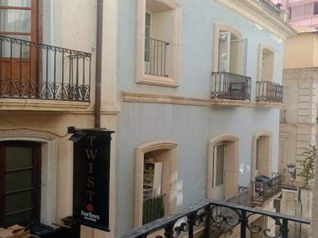 ? 700 €/mes – TODO INCLUIDO luz, agua e internet ? Estudio en alquiler en Alicante – Zona Mercado