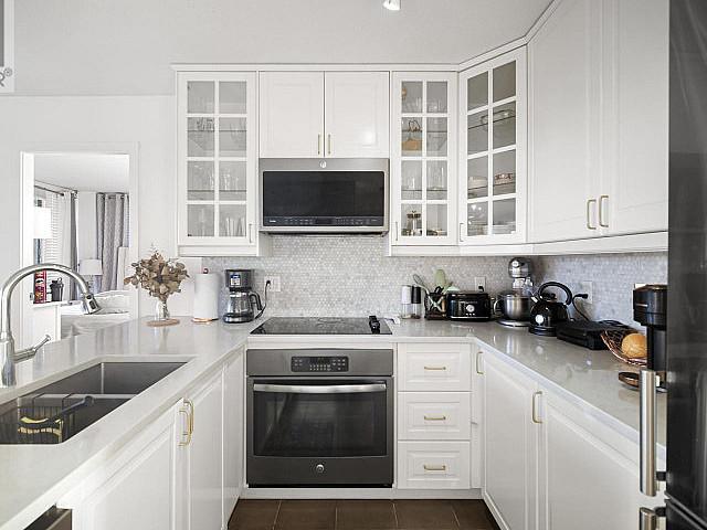 702 4118 Dawson Street Burnaby, British Columbia