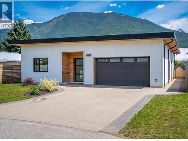 702 Center Street, Revelstoke, BC, V0E 2S0 house for sale | Listing ID 10393 | Royal LePage