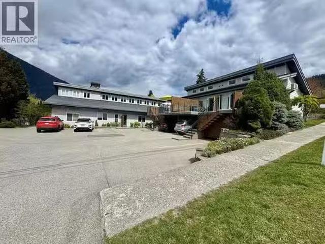 702 Fourth Street Unit# 4, Nelson, BC, V1L 2S8 house for sal.