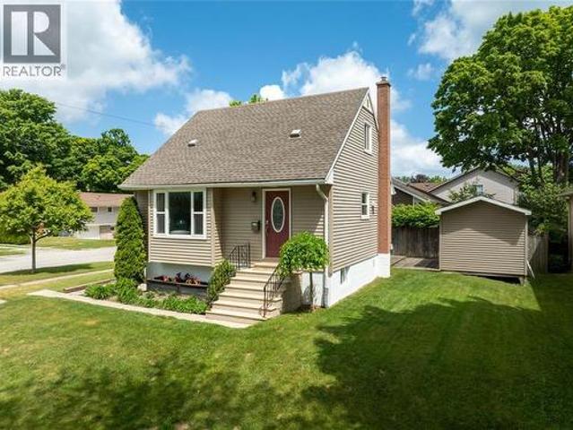 702 Michigan Avenue, Point Edward, ON, N7V 1G8 house for sale | Listing ID 26017 | Royal LePage