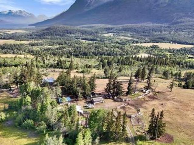 7091 Tatlayoko Road, Williams Lake, BC, V0L 1W0 house for sale | Listing ID R3147 | Royal LePage