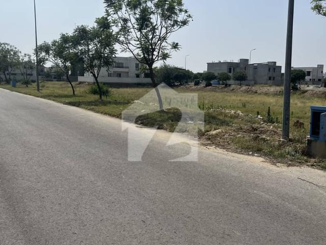 70ft rd prime location near to park 1 kanal plot outstanding location