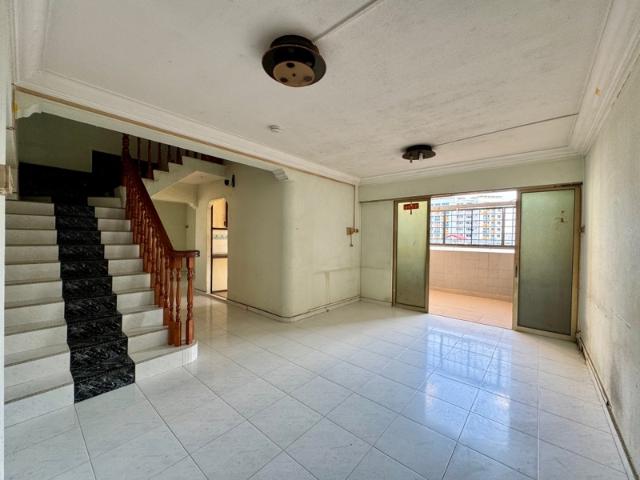 714 Jurong West Street 71 HDB Apartment For Sale, $760,000, 4 Bed 3 Bath 1,614 sqft $471.00 psf