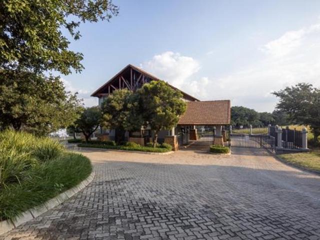 715 m² Land available in Kosmos