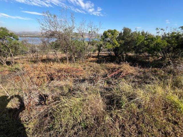 715 m² Land available in Kosmos