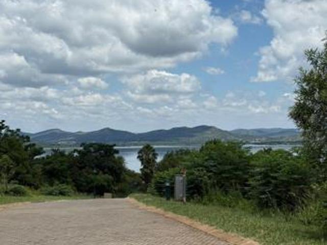 715 m² Land available in Kosmos