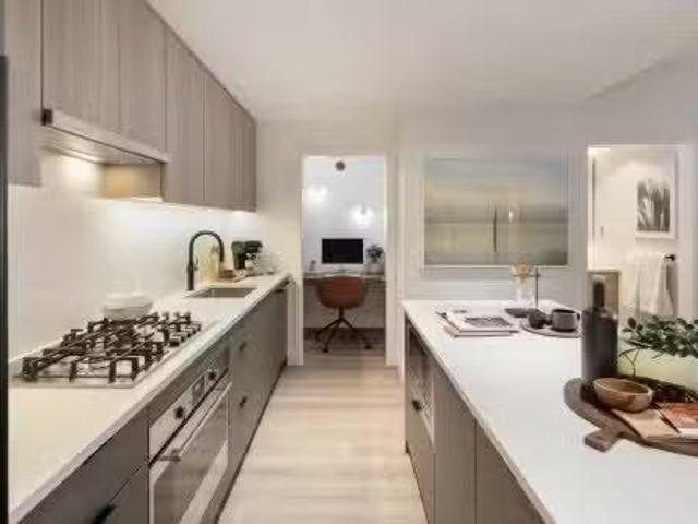 716 8633 River District Crossing, Vancouver, BC, V5S 4N4 Sin.