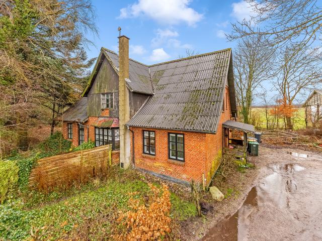7201 Vennemosevej 75, Vennemose Charmerende Villa med Historisk Flair og Uendelige Muligheder i Vennemose RealMæglerne