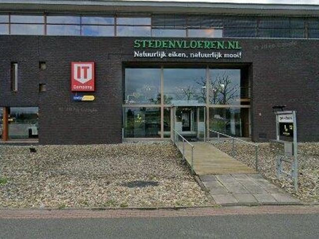 725 m2 office space for rent in Leek
