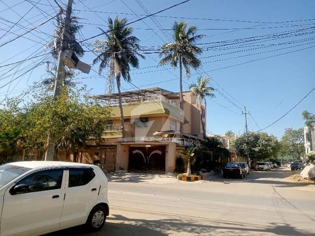 725 Square Yards House In PECHS Block 2