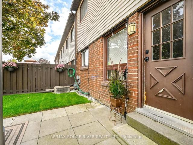 72 960 Glen Street, Oshawa | 2Beds/1Bath, Townhouse, $450,000 | Condos. Ca