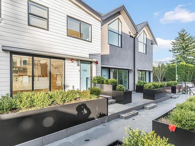 7353 Oak Street Vancouver, British Columbia