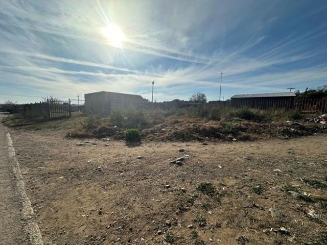 735 m² Land available in Roodewal
