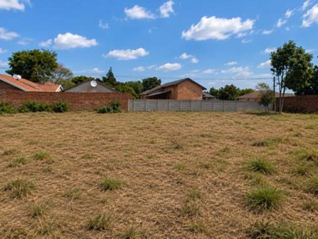 744 m² Land available in Flora Park
