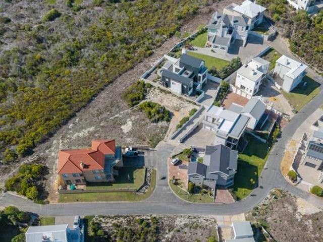 744 m² Land available in Struisbaai