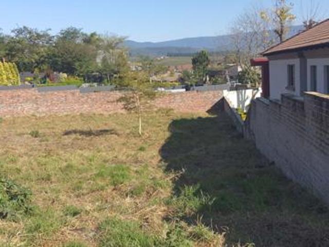 749 m² Land available in Golden Acres Estate